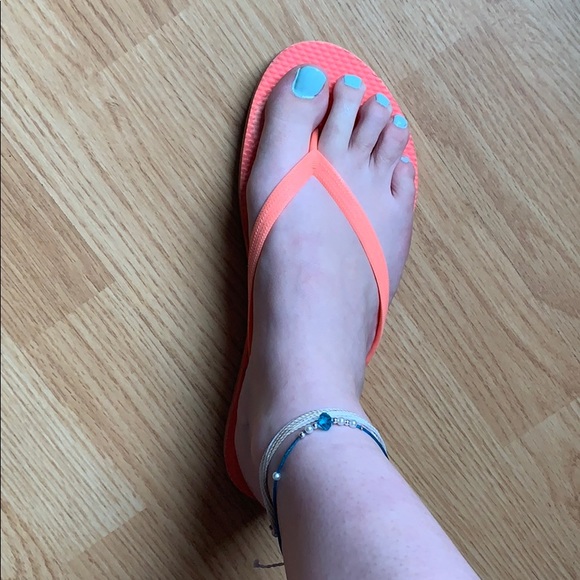 Old navy flip flops - Picture 2 of 4